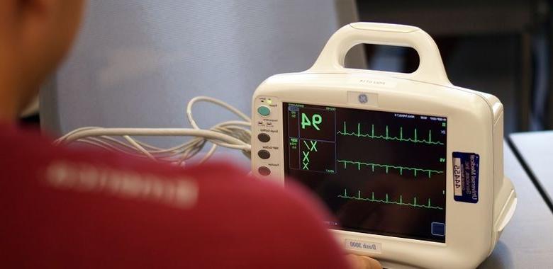 Student viewing patient monitor